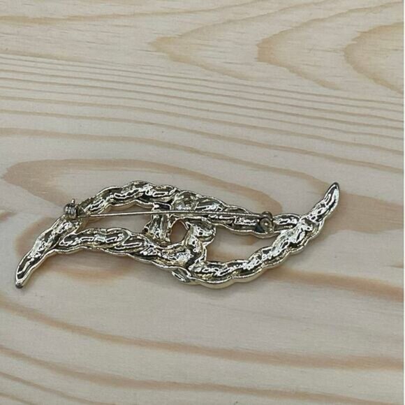Silver Tone Twisted Rope Leaf-Shaped Brooch Pin - Picture 2 of 4